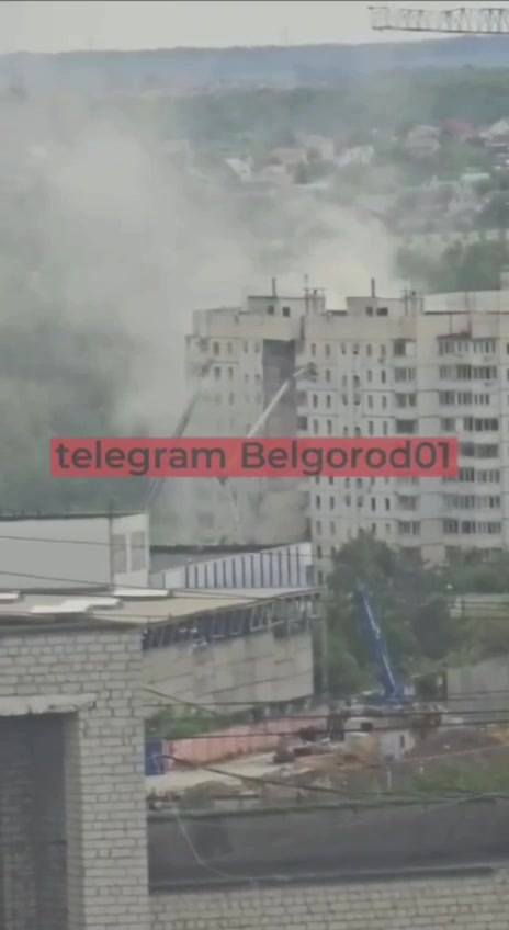 Telhado de prédio danificado em Belgorod desabou