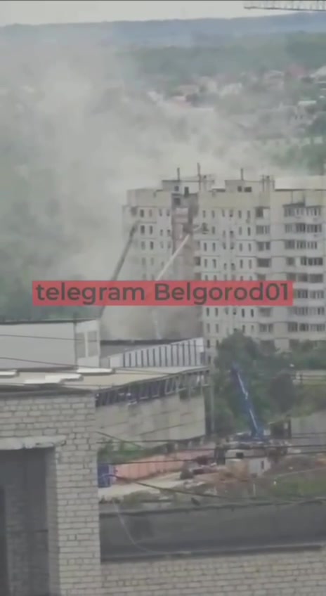 Il tetto dell'edificio danneggiato a Belgorod è crollato