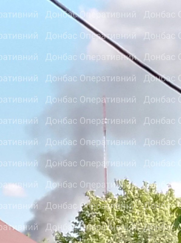 Fumo che si alza su Kurakhivka dopo le esplosioni
