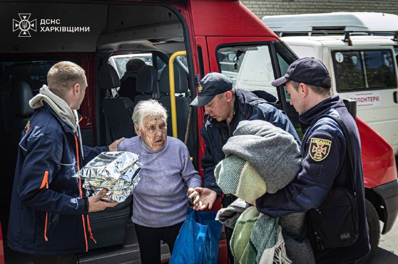 Evakuácia ľudí v Charkovskej oblasti trvá už viac ako dva dni, - Regionálna pohotovostná služba. V súčasnosti bolo evakuovaných viac ako 4 500 obyvateľov z pohraničných osád okresov Bogodukhiv, Chuhuiv a Charkov.