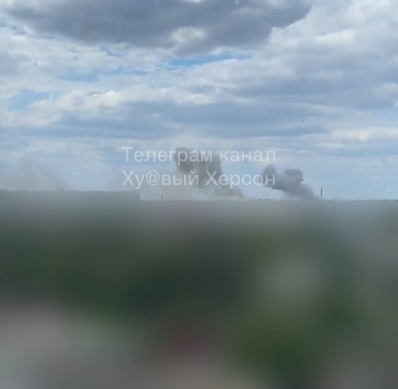 Dym w Chersoniu po eksplozjach