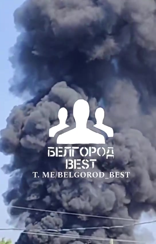 Большой пожар в селе Вознесеновка Белгородской области из-за удара беспилотника