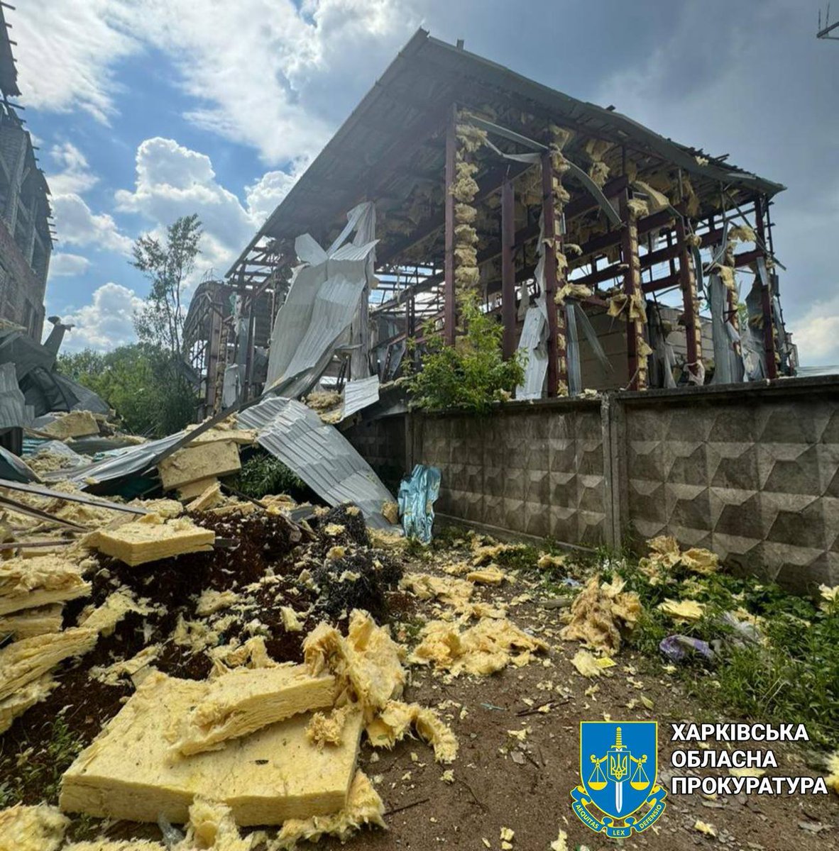 Distruzione di un edificio industriale a seguito dell'attacco aereo russo a Kharkiv
