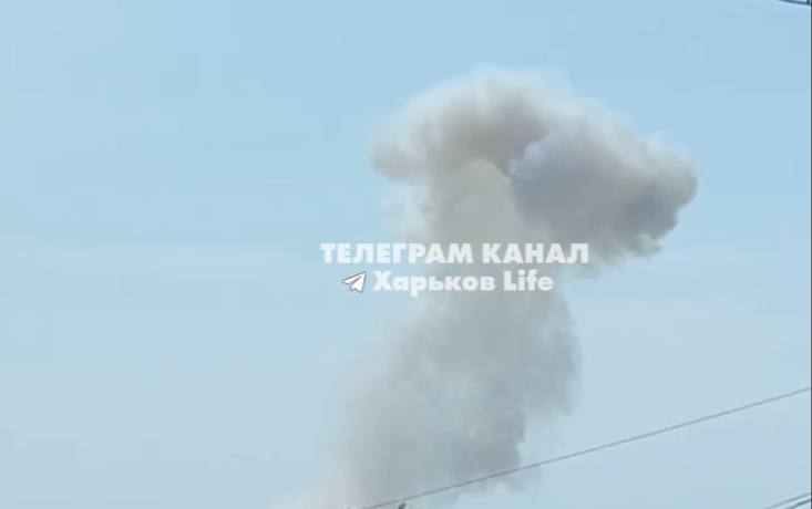 哈尔科夫遭多枚导弹袭击后烟雾升起