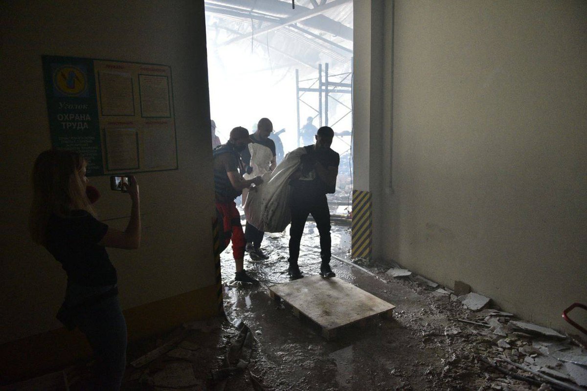 俄罗斯军队向哈尔科夫市奥斯诺维扬斯基区维瓦特出版社印刷厂发射两枚导弹，造成 7 人死亡，16 人受伤