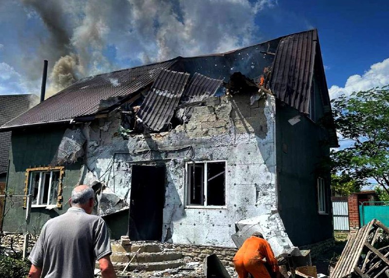 Zniszczenia w wyniku rosyjskiego bombardowania w Komyszanach obwodu chersońskiego