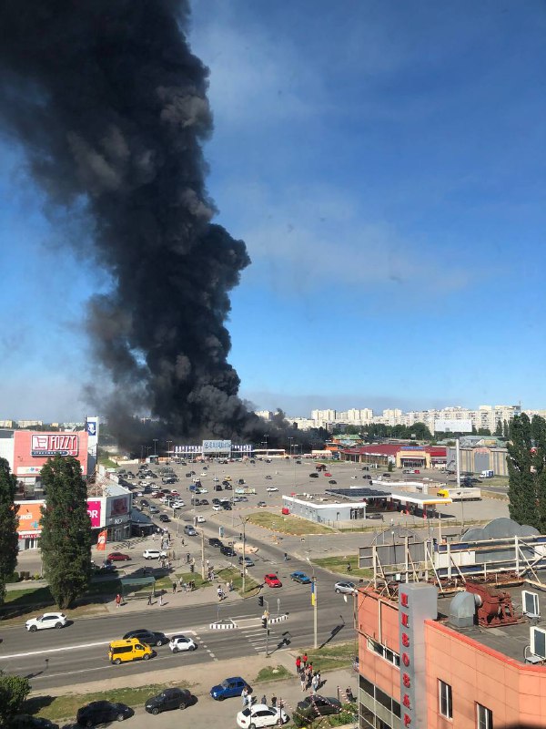俄罗斯轰炸哈尔科夫，至少造成 2 人死亡，4 人受伤。大型购物中心起火