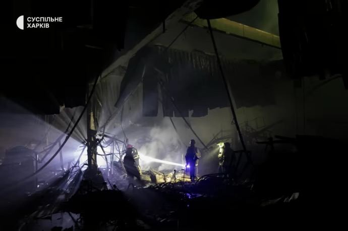 Il bilancio delle vittime dell'attacco aereo russo al centro commerciale Epicenter di Kharkiv è salito a 12 morti, 43 feriti