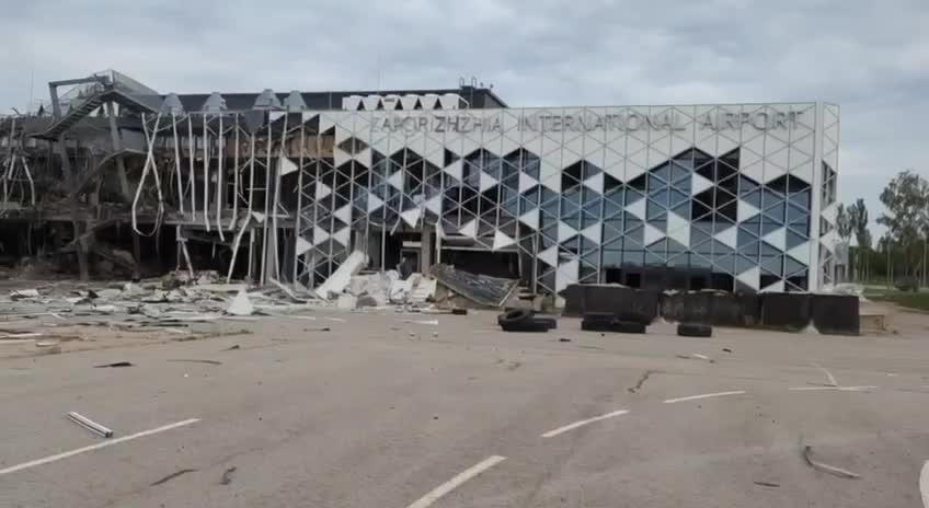 Poškodenie terminálu letiska Zaporizhzhia v dôsledku ruských raketových útokov
