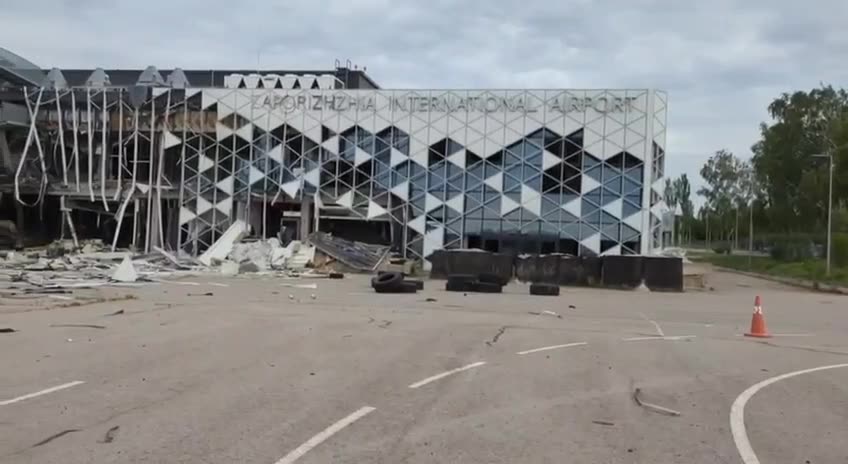 俄罗斯导弹袭击导致扎波罗热机场航站楼受损