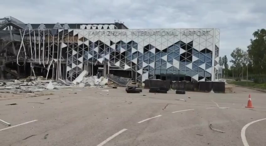रूसी मिसाइल हमलों के परिणामस्वरूप ज़ापोरिज्जिया हवाई अड्डे के टर्मिनल पर क्षति