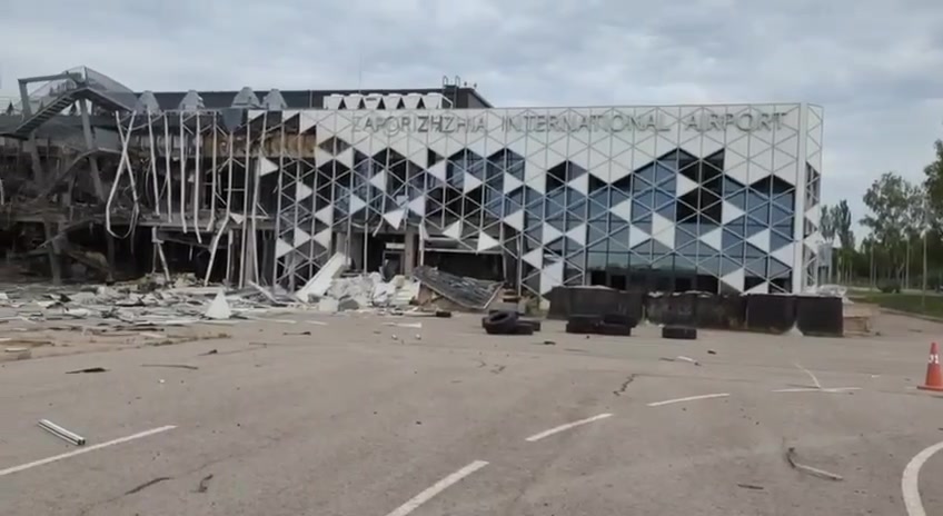रूसी मिसाइल हमलों के परिणामस्वरूप ज़ापोरिज्जिया हवाई अड्डे के टर्मिनल पर क्षति