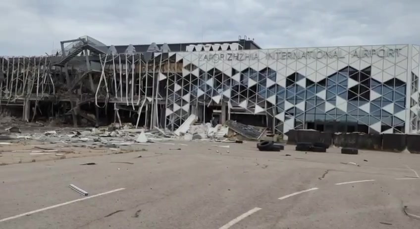 Uszkodzenia na terminalu lotniska w Zaporożu w wyniku rosyjskich ataków rakietowych