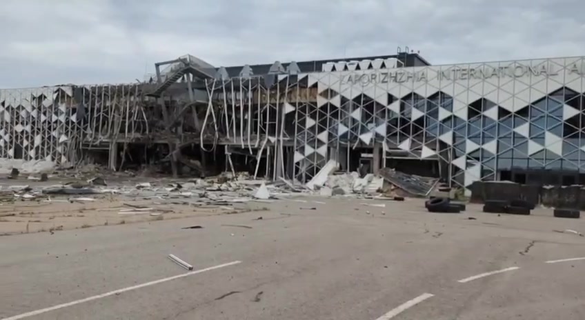 Uszkodzenia na terminalu lotniska w Zaporożu w wyniku rosyjskich ataków rakietowych
