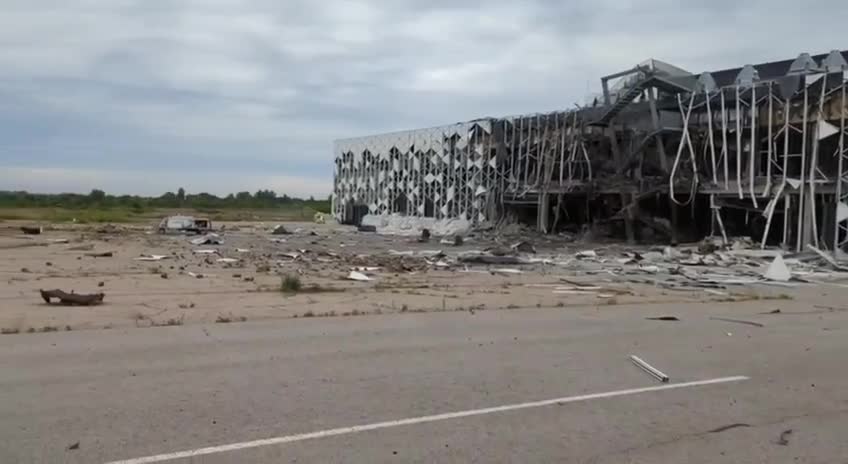Повреждения терминала аэропорта Запорожья в результате ракетных ударов РФ