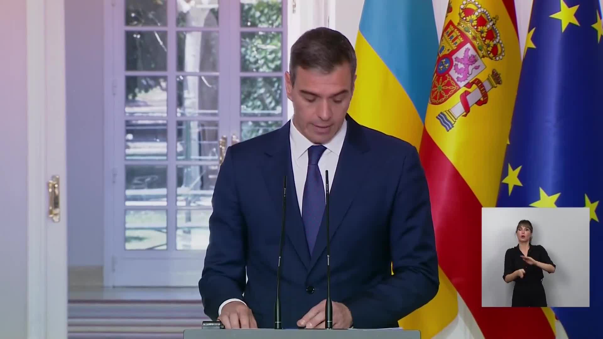 Sánchez potwierdza „zdecydowane zaangażowanie Hiszpanii na Ukrainie i podkreśla kilka obszarów: Ukraina otrzyma instrumenty do swojej obrony. Pomoc humanitarna, finansowa, pomoc na odbudowę. Zaangażowanie wojskowe w wysokości miliarda euro na rzecz wzmocnienia swoich zdolności