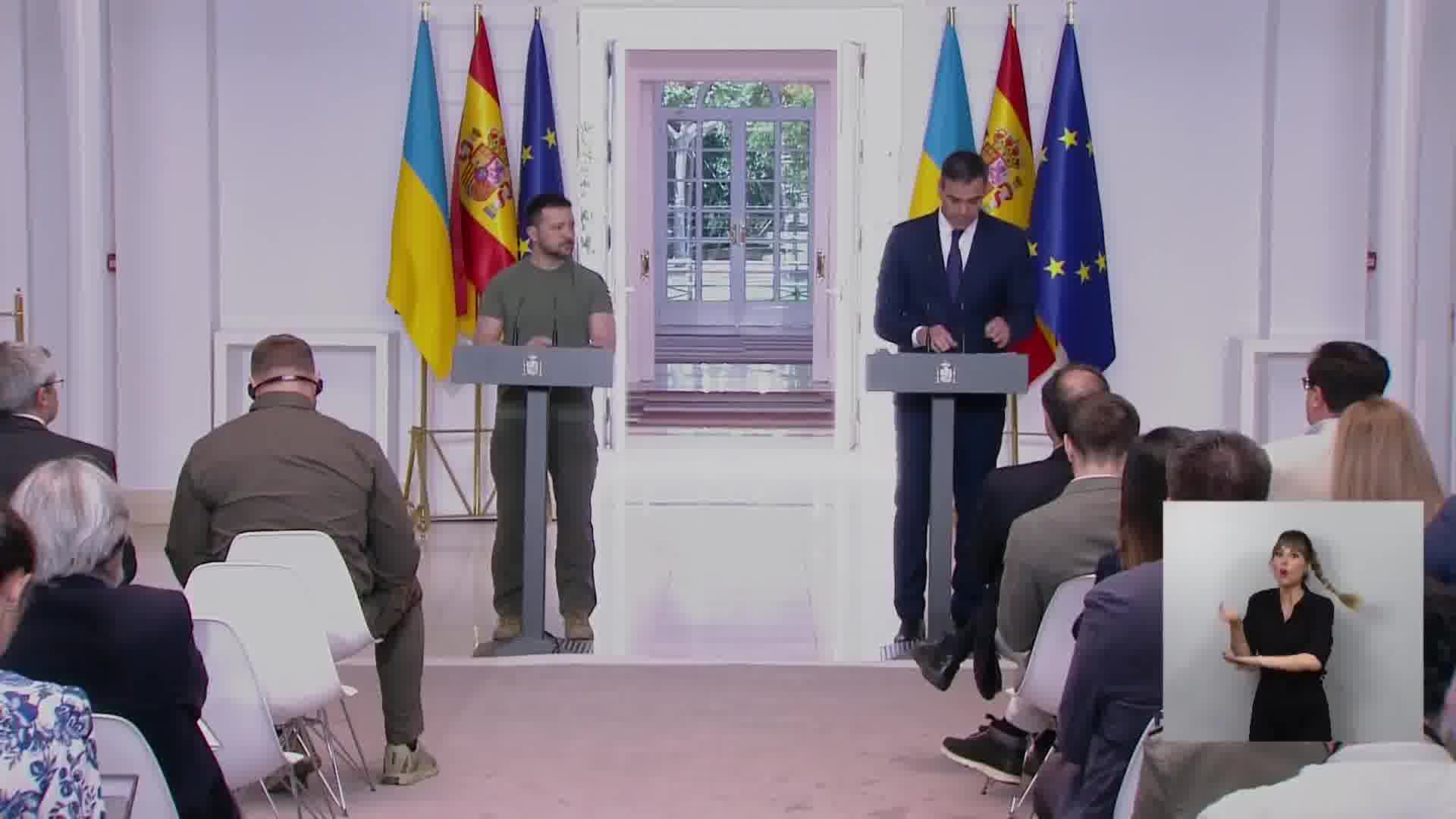 Sánchez bestätigt Spaniens „festes Engagement für die Ukraine und hebt mehrere Bereiche hervor: Die Ukraine wird mit Instrumenten für ihre Verteidigung ausgestattet. Humanitäre, finanzielle Unterstützung, Wiederaufbauhilfe. Militärisches Engagement von einer Milliarde Euro zur Stärkung ihrer Fähigkeiten