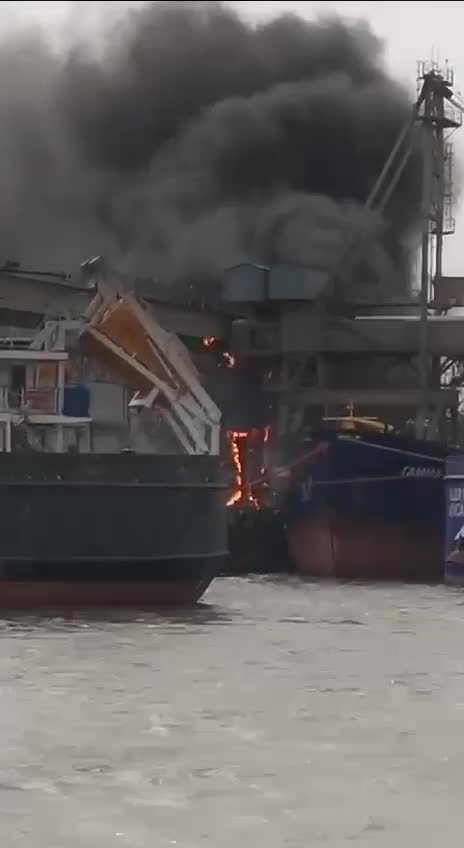 Grande incêndio no terminal de grãos no porto marítimo de Azov, região de Rostov, na Rússia