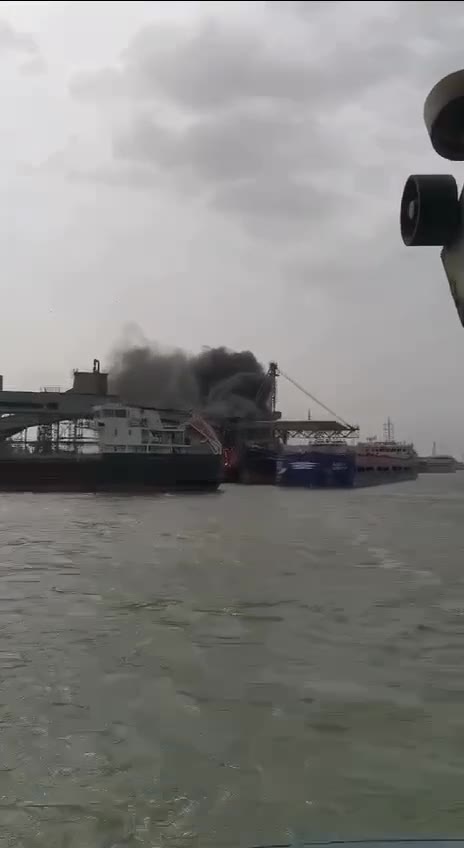Gran incendio en una terminal de cereales en el puerto marítimo de Azov, región rusa de Rostov