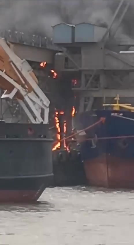 俄罗斯罗斯托夫州亚速海港口粮食码头发生大火