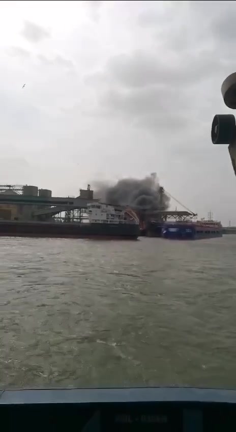 Большой пожар на зерновом терминале в порту Азова Ростовской области России