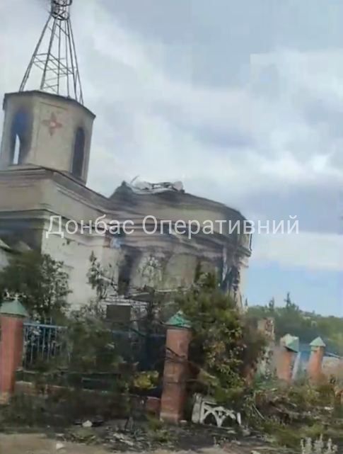 Uma igreja destruída em Torske como resultado de bombardeio