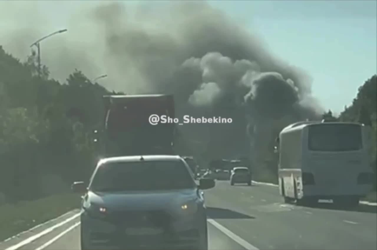 In der Region Belgorod brennt auf der Umgehungsstraße in Koroche Militärgerät. Es wird berichtet, dass der Konvoi von einem ukrainischen UAV angegriffen wurde; einer anderen Version zufolge kollidierte ein Militärtraktor, der einen Panzer transportierte, mit einem anderen Auto auf der Straße