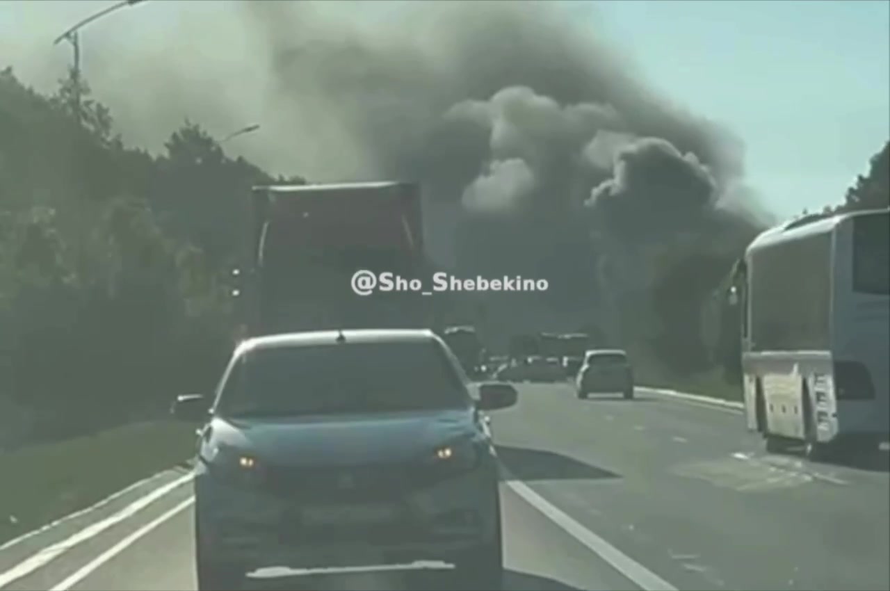 Belgorodin alueella Korochen ohikulkutiellä on tulessa sotilaskalusto. On raportoitu, että ukrainalainen UAV hyökkäsi saattueeseen; toisen version mukaan tankkia kuljettanut sotilastraktori törmäsi toiseen autoon tiellä