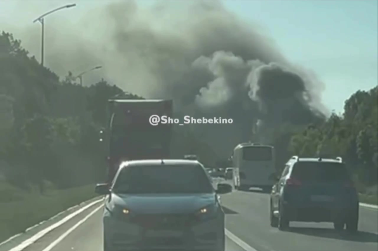 Belgorodin alueella Korochen ohikulkutiellä on tulessa sotilaskalusto. On raportoitu, että ukrainalainen UAV hyökkäsi saattueeseen; toisen version mukaan tankkia kuljettanut sotilastraktori törmäsi toiseen autoon tiellä