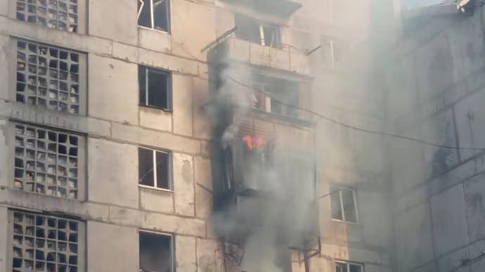 Zwei Tote und drei Verletzte bei russischen Luftangriffen in Torezk in der Region Donezk