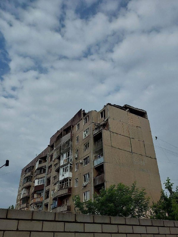 Повреждения жилого дома в результате российского обстрела в Константиновке