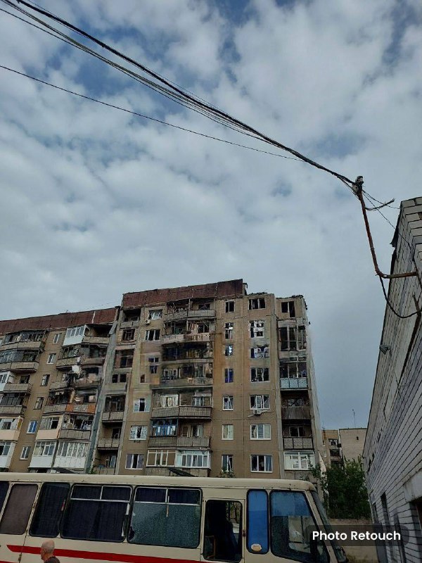 Schäden an einem Wohnhaus infolge eines russischen Bombardements in Kostjantyniwka