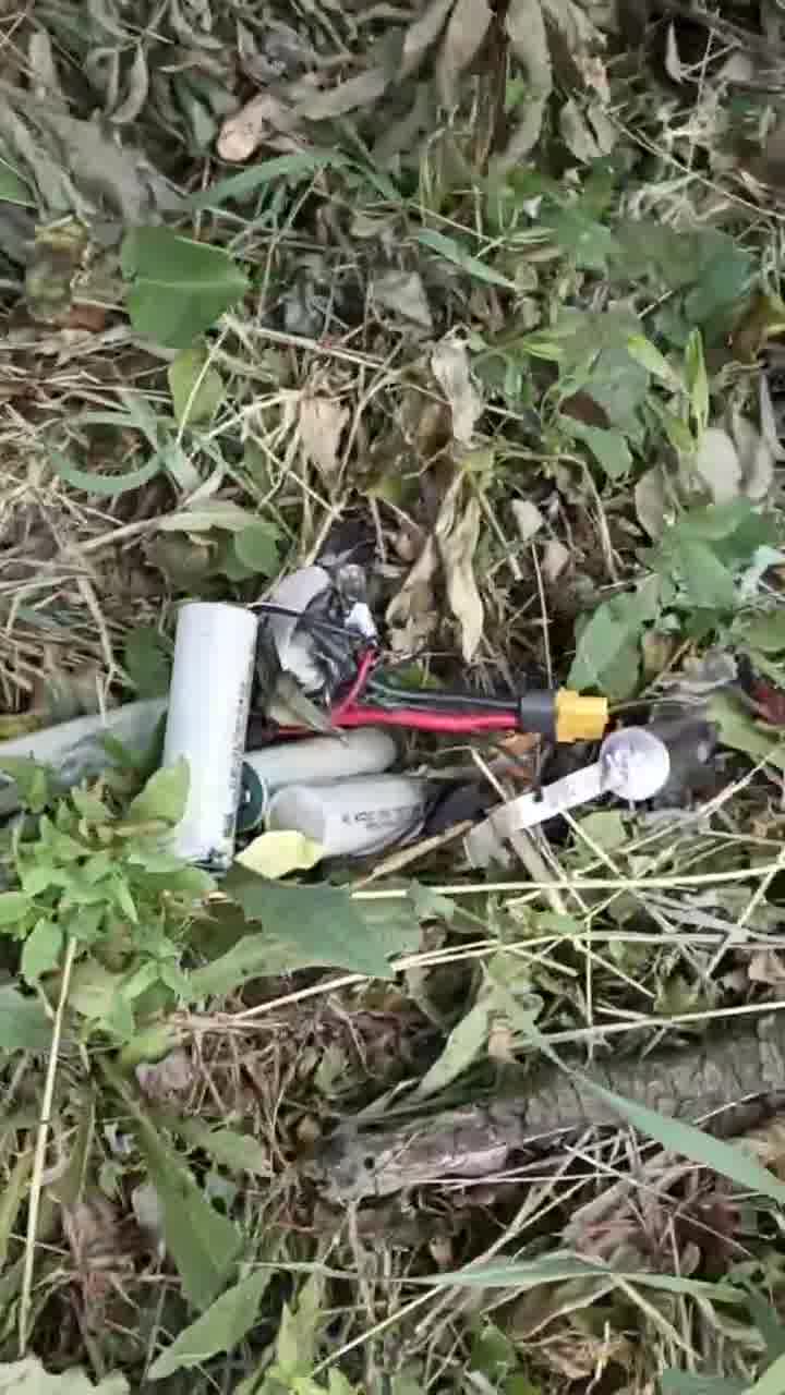 Les restes d'un dron a Staromikhailovka