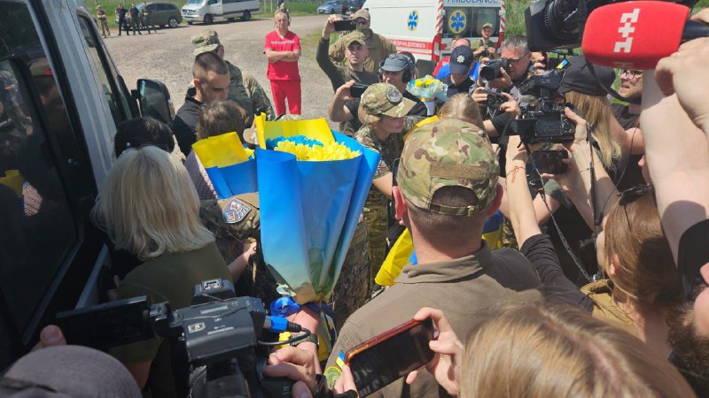 75 Ukrainos karo belaisviai buvo paleisti iš Rusijos nelaisvės
