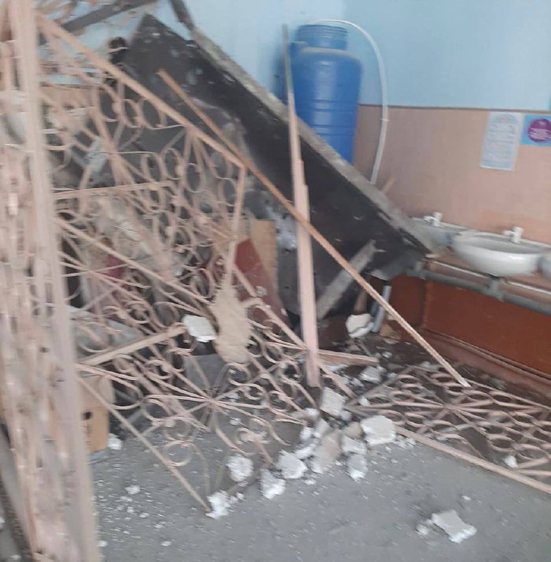 Uma escola foi danificada como resultado do ataque russo em Tomina Balka, na região de Kherson