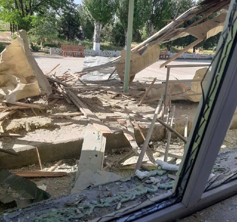 Een school werd beschadigd als gevolg van een Russische aanval in Tomina Balka in de regio Kherson