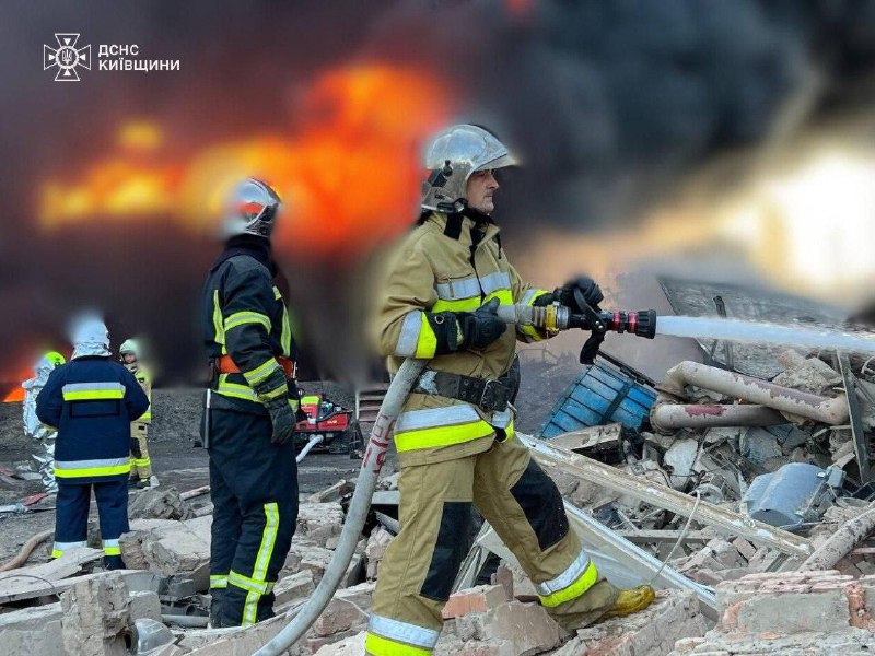 Велика пожежа на підприємстві в Київській області після російської атаки