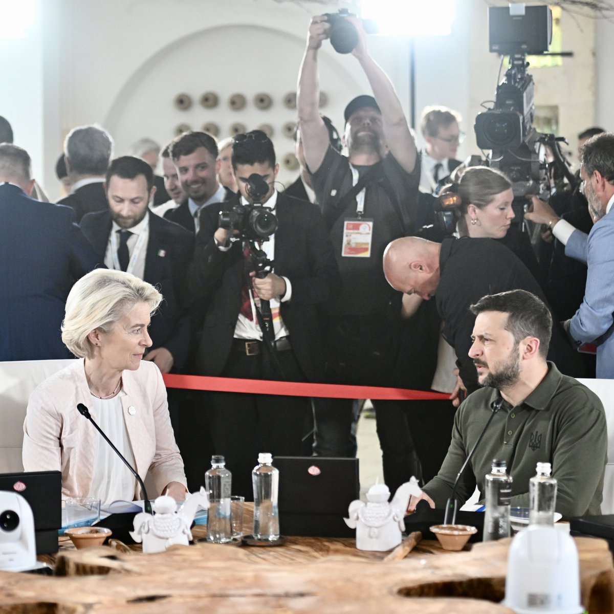 Ursula von der Leyen: El G7 acordó conceder a Ucrania préstamos por valor de unos 50.000 millones de dólares hasta finales de año. Usaremos las ganancias inesperadas de los activos soberanos de Rusia para reembolsarlos. Esto se basa en la acción de la UE, donde ya estamos dirigiendo estos beneficios extraordinarios a la defensa y la reconstrucción de Ucrania.