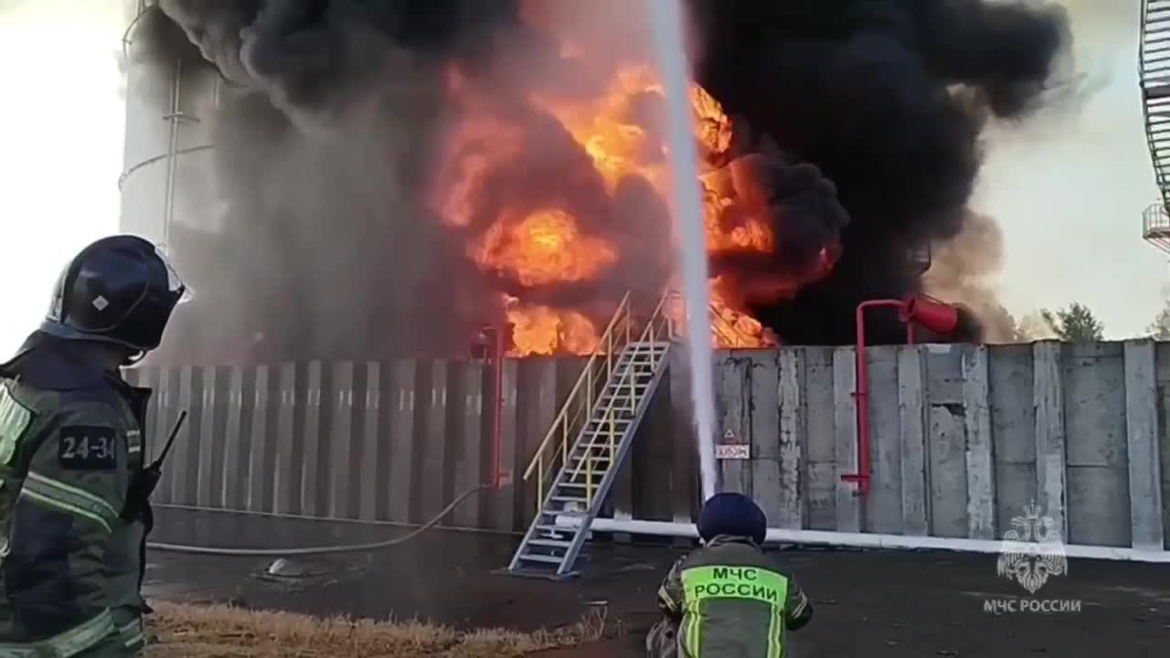 无人机袭击导致罗斯托夫州亚速镇的石油库发生火灾