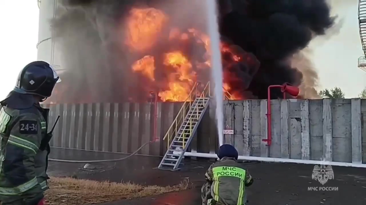 Een oliedepot in de stad Azov in de regio Rostov staat in brand als gevolg van een drone-aanval