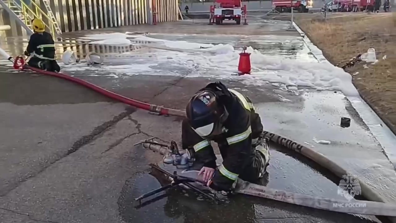 یک انبار نفت در شهر آزوف در منطقه روستوف در اثر حمله پهپاد در آتش سوخت