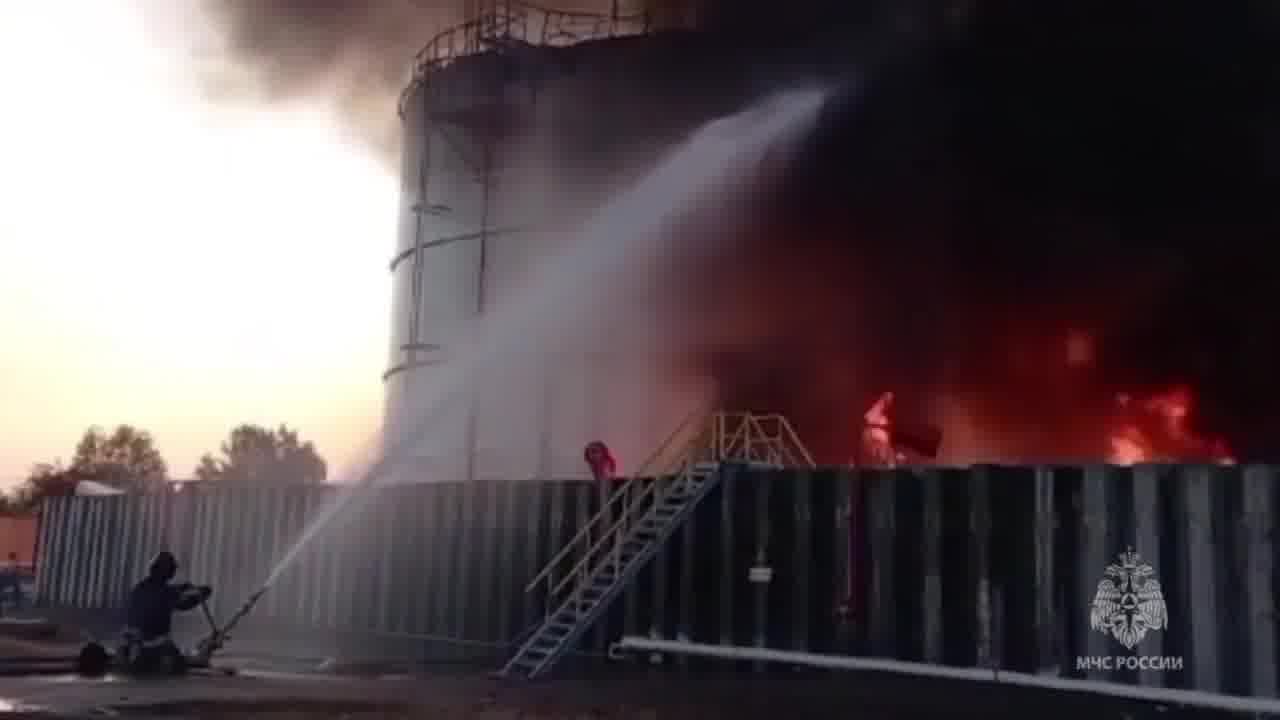 El dipòsit de petroli està en flames a la ciutat d'Azov, a la regió de Rostov, com a conseqüència d'un atac de drons