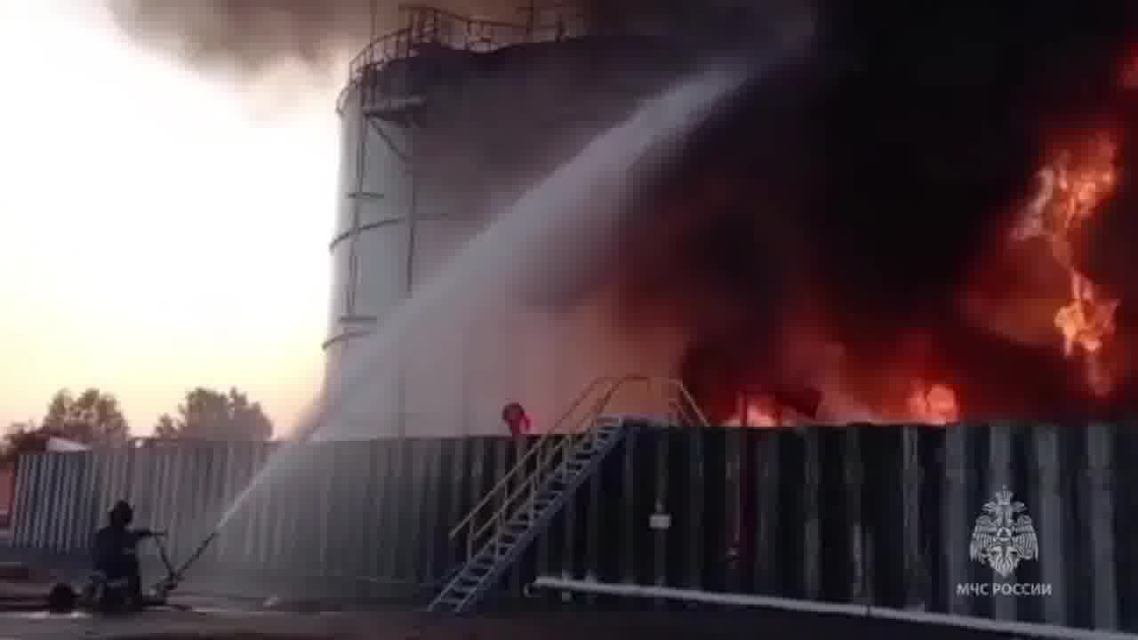 Depósito de petróleo está em chamas na cidade de Azov, na região de Rostov, como resultado de um ataque de drone