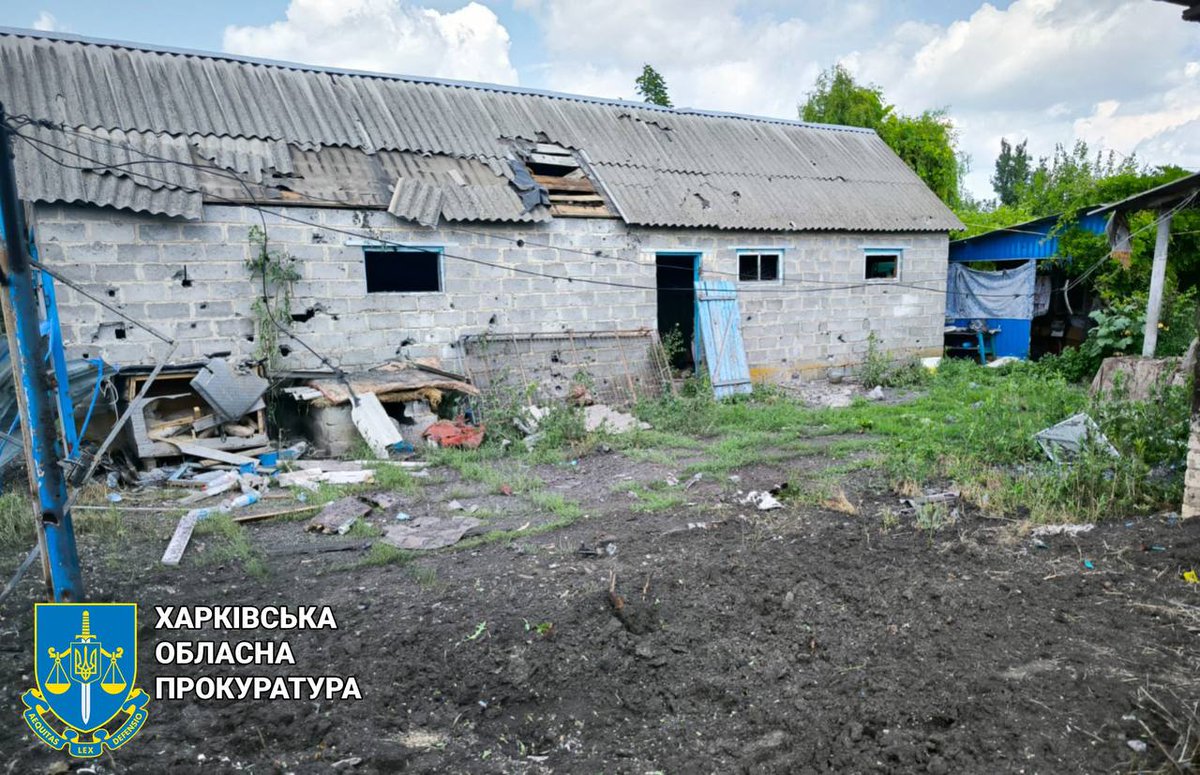 Uma pessoa ferida em consequência de bombardeamento na aldeia de Kurylivka, na região de Kharkiv