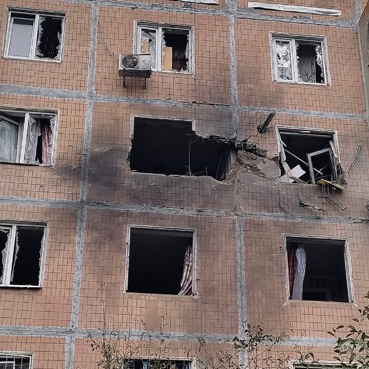 Cuatro personas resultaron heridas hoy en el bombardeo ruso en Nikopol