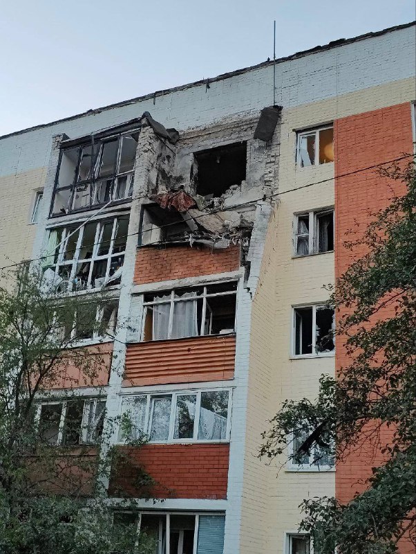 2 personnes blessées lorsqu'un drone s'est écrasé sur un bâtiment à Stroitel, dans la région de Belgorod