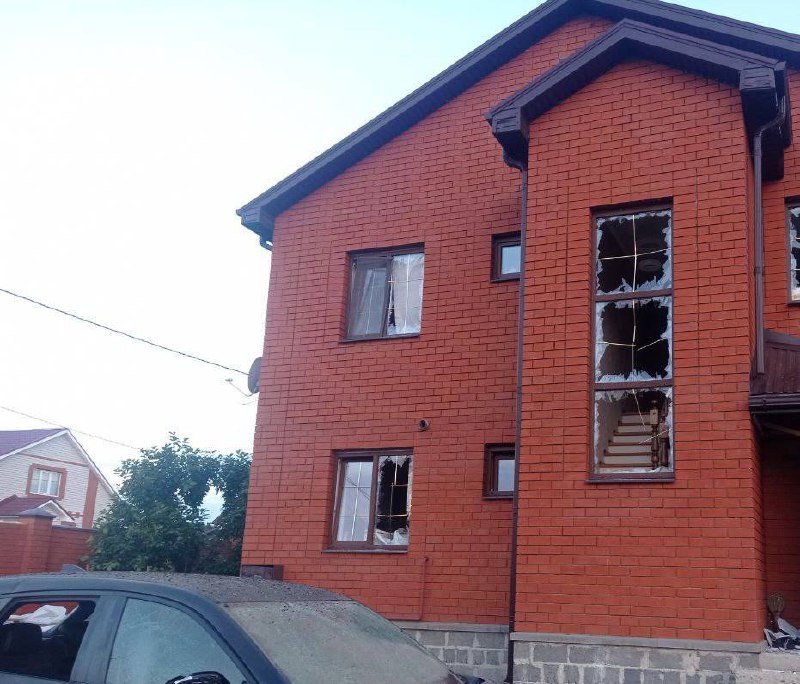 Twee personen raakten gewond toen de drone neerstortte in een gebouw in Stroitel in de regio Belgorod
