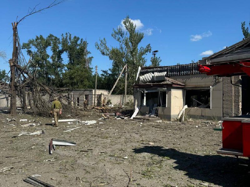 पोक्रोवस्क समुदाय के यासेनोव गांव में बमबारी के परिणामस्वरूप 1 व्यक्ति घायल हो गया