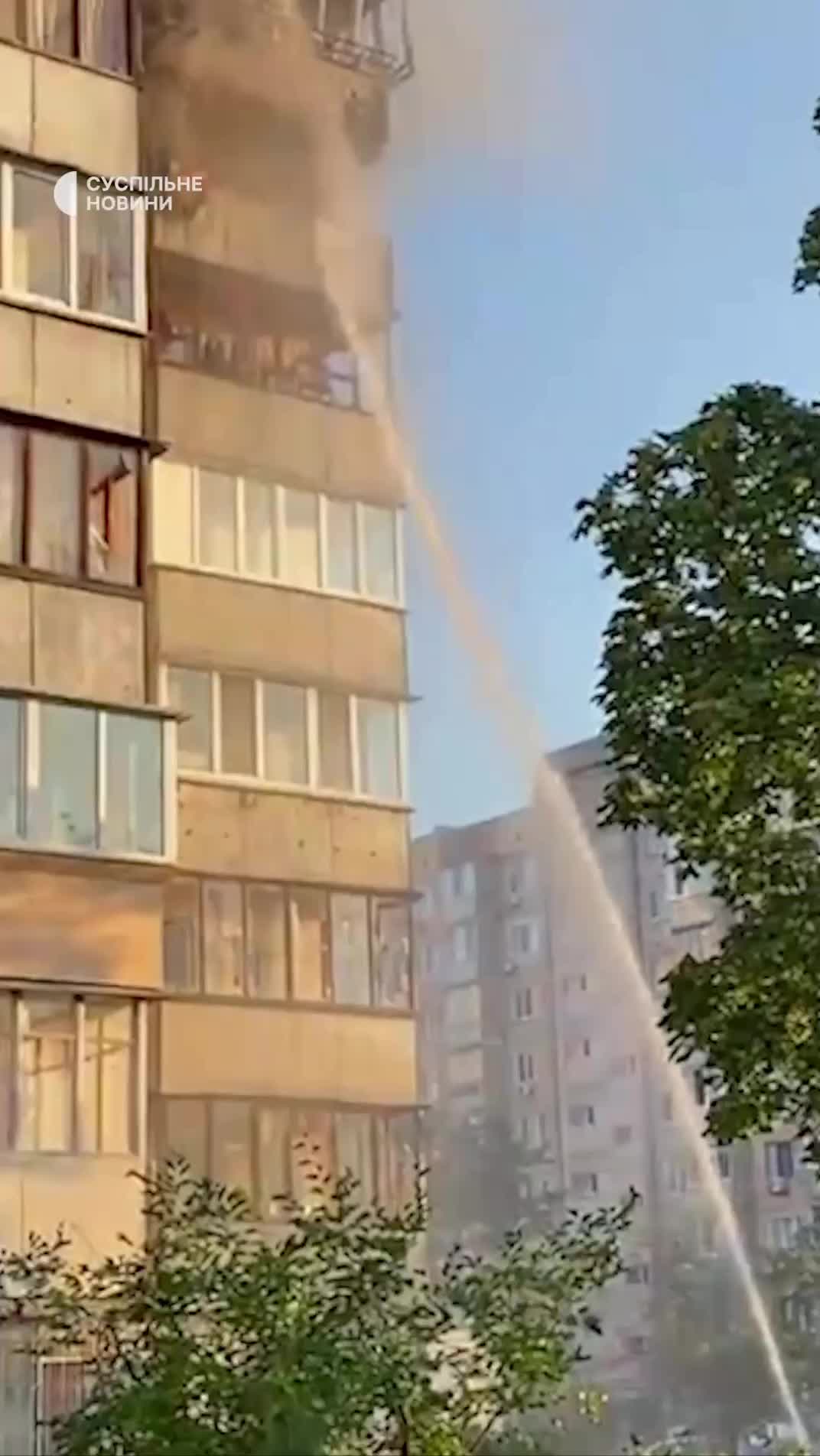 Edifício residencial danificado como resultado de ataque com mísseis russos no distrito de Obolonsky, em Kyiv