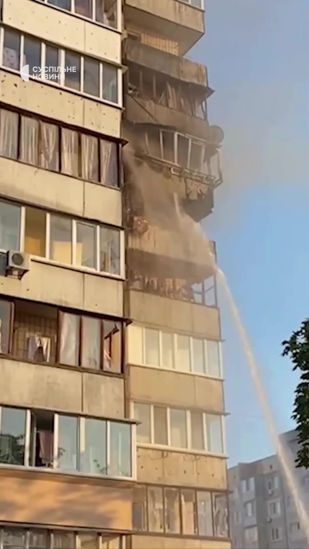 Woongebouw beschadigd als gevolg van een Russische raketaanval in het district Obolonsky in Kyiv